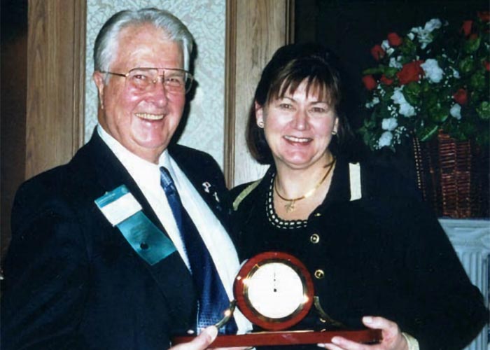 Richards in 2003 with Executive Director and CEO Catherine M. Rydell, CAE